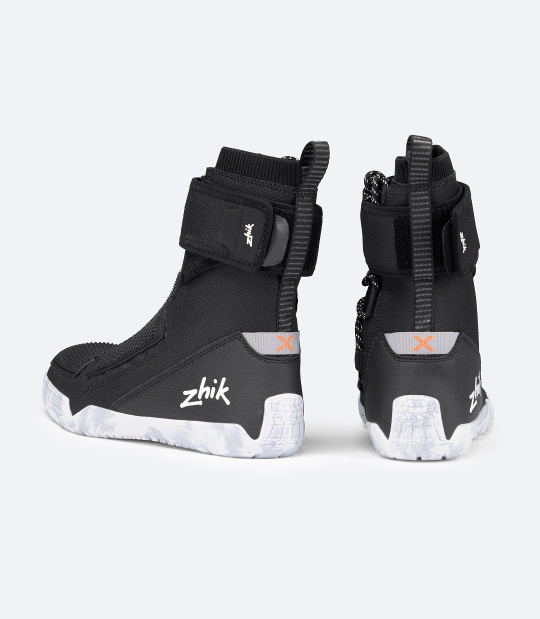 Vista posteriore degli Zhik Hiking X Boots neri che mostra i pannelli in TPU sul tallone, i passanti in tessuto sul tallone e le suole di supporto a parete alta