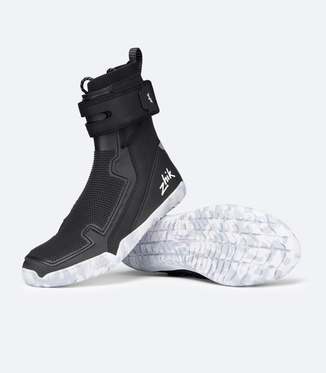 Zhik Hiking X Boots neri impilati, evidenziando il profilo scolpito, le zone ZhikGrip II e la costruzione leggera
