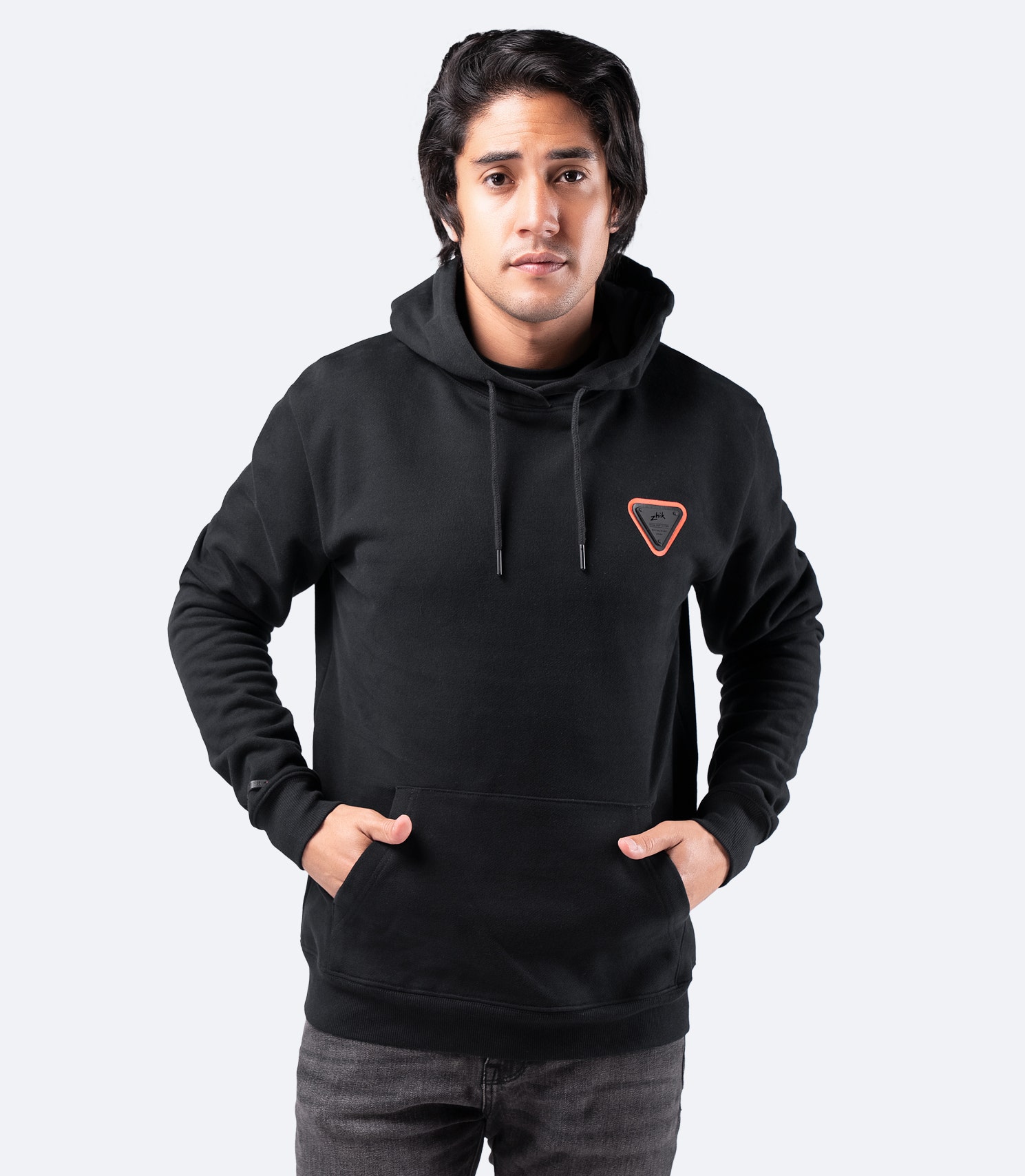 Der Zhik Men’s Black Cotton Hoodie wird lässig getragen – weich, warm und strapazierfähig mit vorderer Kängurutasche und verstellbarer Kapuze.