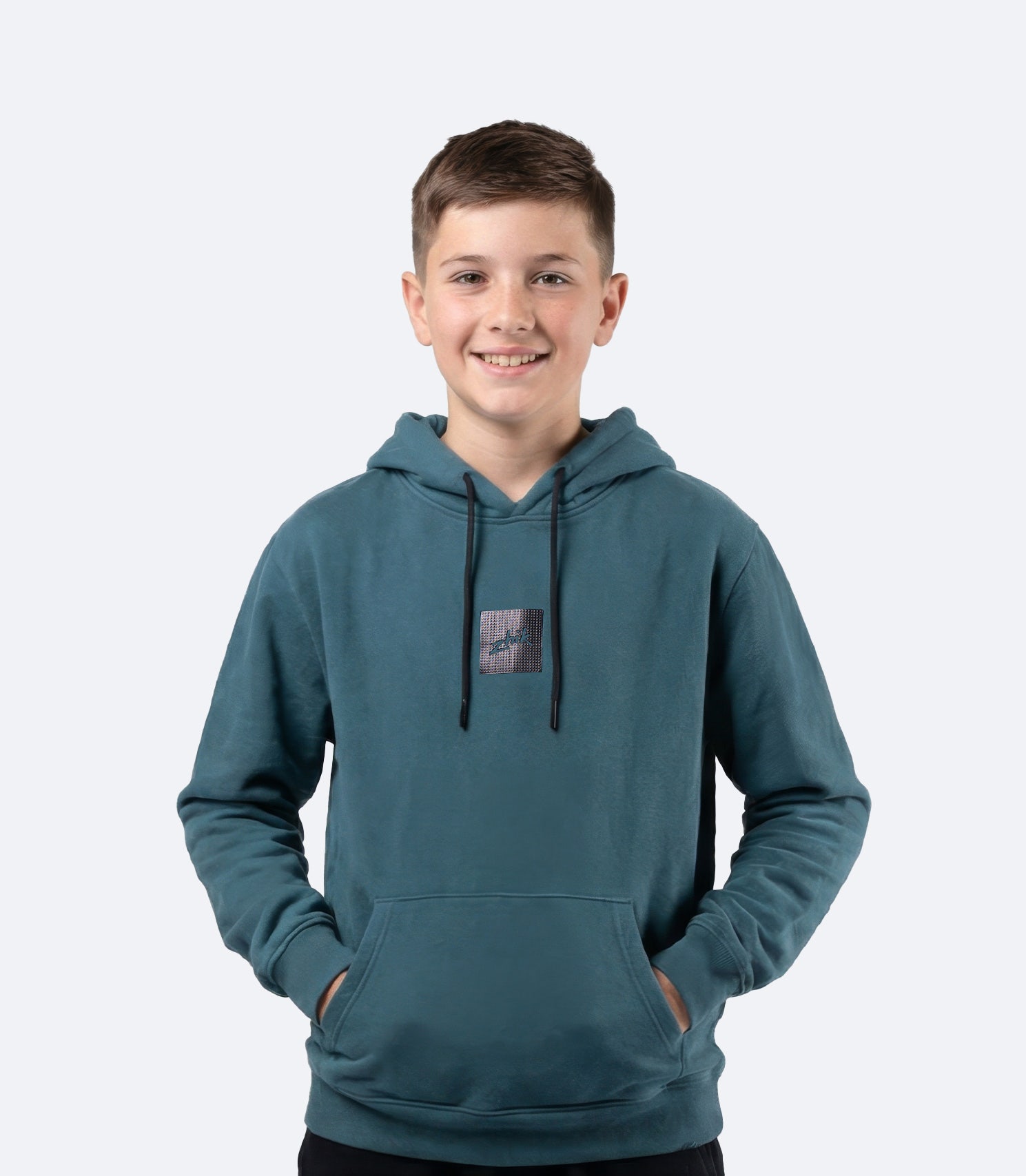 Sudadera con capucha Zhik Youth Carbon en color verde azulado oscuro, vista frontal que muestra su corte regular y su comodidad para el uso diario de los jóvenes.