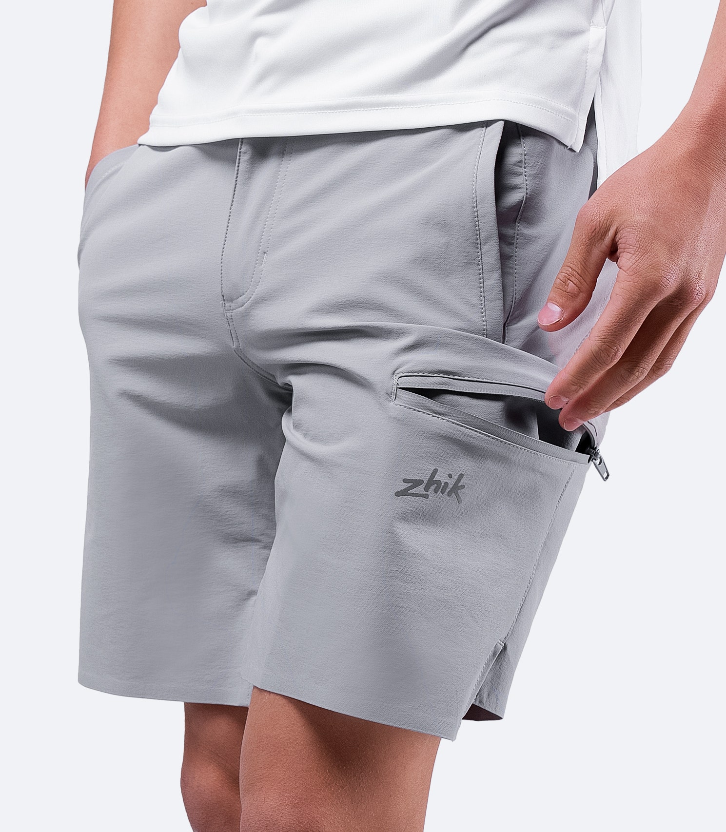 Perfil lateral del pantalón corto Platinum Deck para hombre de Zhik, que destaca el bolsillo en el muslo con cremallera resistente al agua y los bolsillos laterales para un almacenamiento seguro