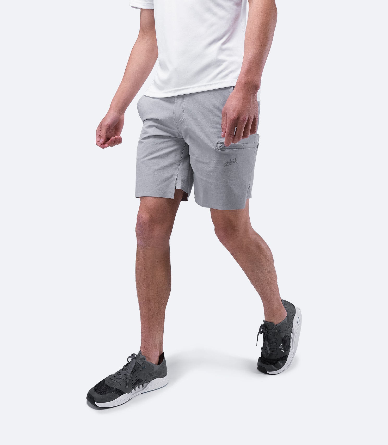 Pantalón corto Platinum Deck para hombre de Zhik en una postura informal para caminar, que muestra un tejido ligero de secado rápido y un corte relajado para una comodidad durante todo el día