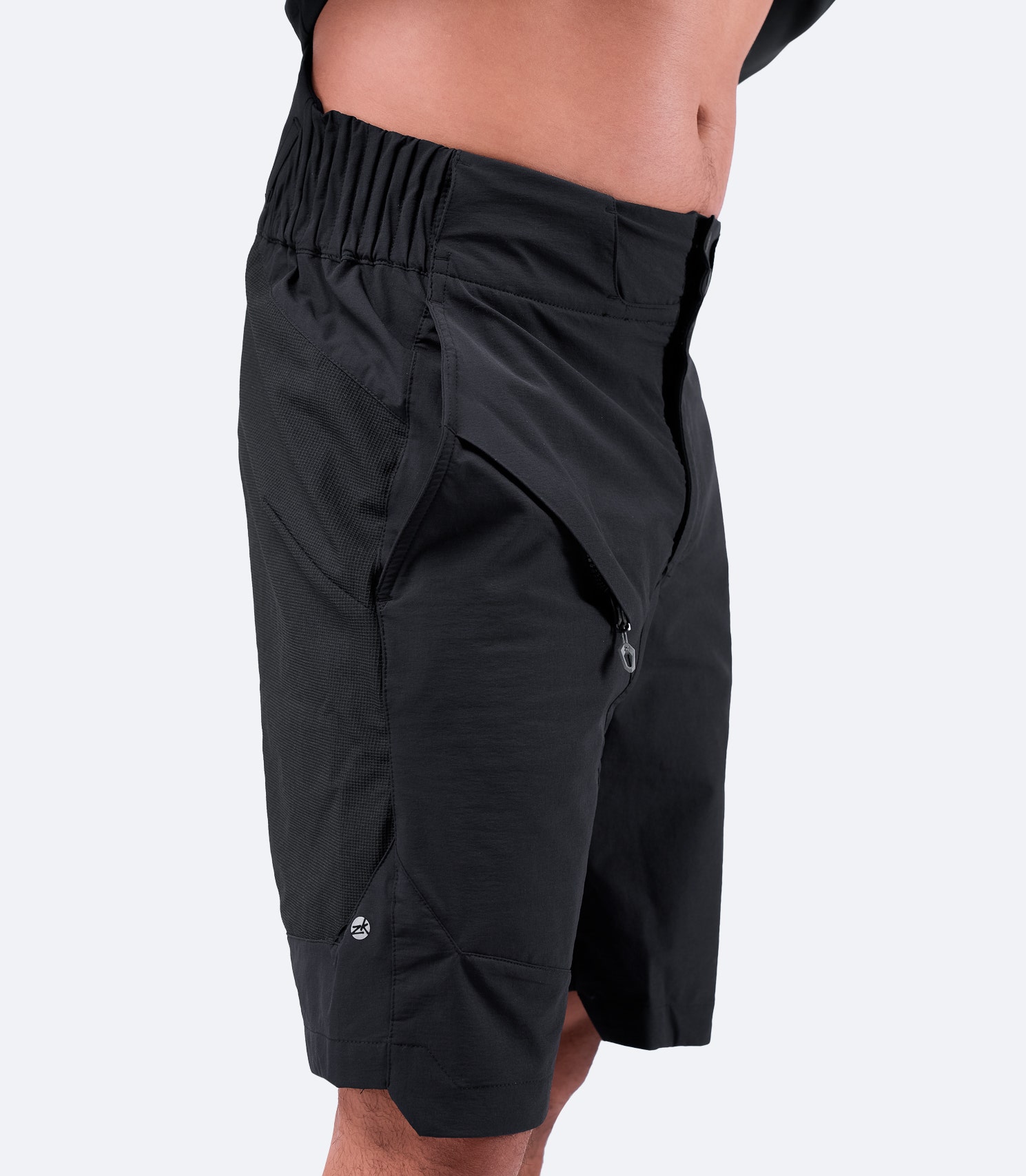 Perfil lateral de los pantalones cortos Elite negros para hombre de Zhik, que destaca el tejido impermeable de alta elasticidad y el panel del asiento resistente a la abrasión.