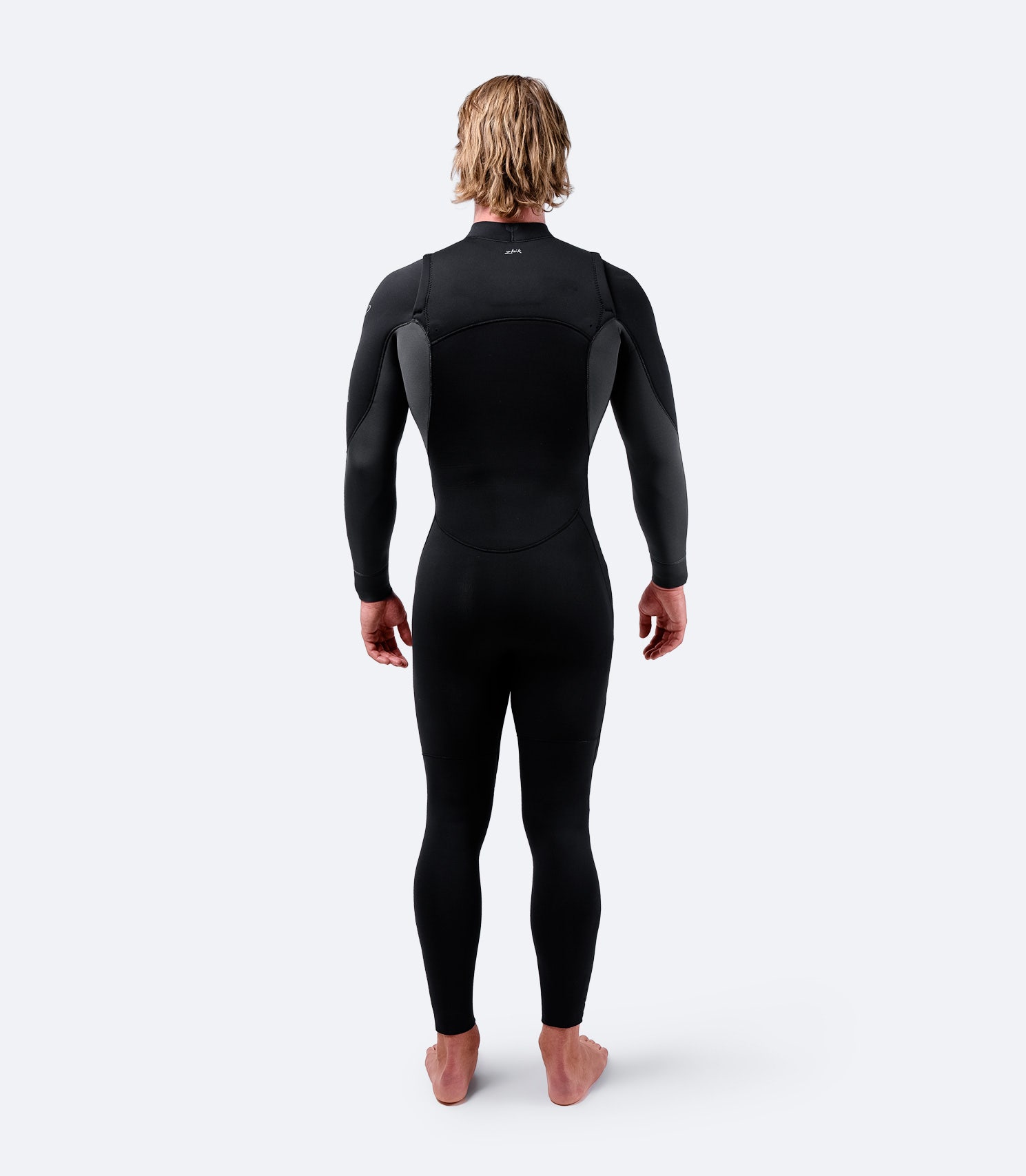 Back view of the black Men’s Viento 4/3mm Steamer, highlighting ergonomic paneling and abrasion-resistant knee panels.