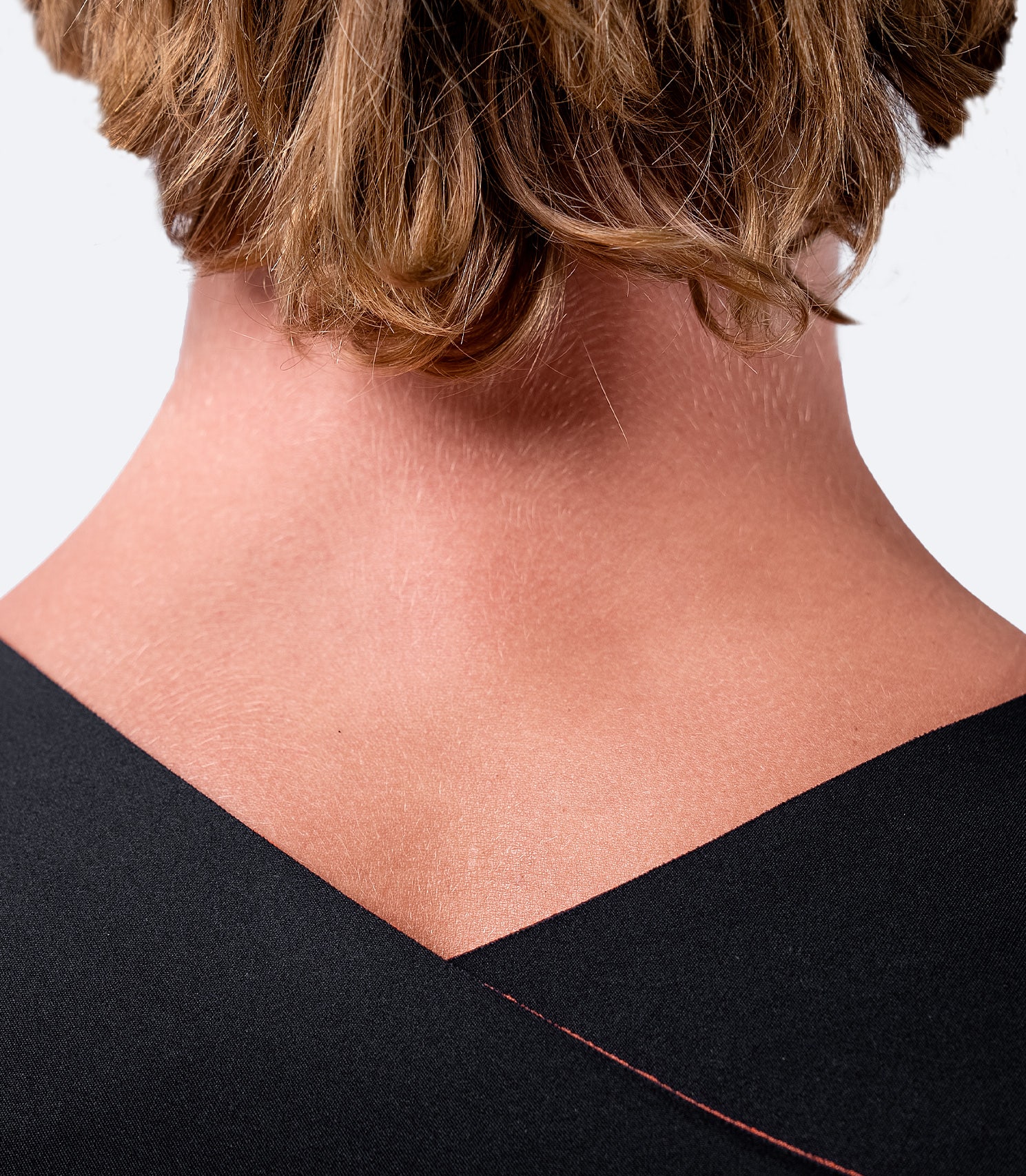Detailed rear view of the black Men’s Viento 4/3mm Steamer, focusing on the ergonomic shoulder design and double-seal collar.