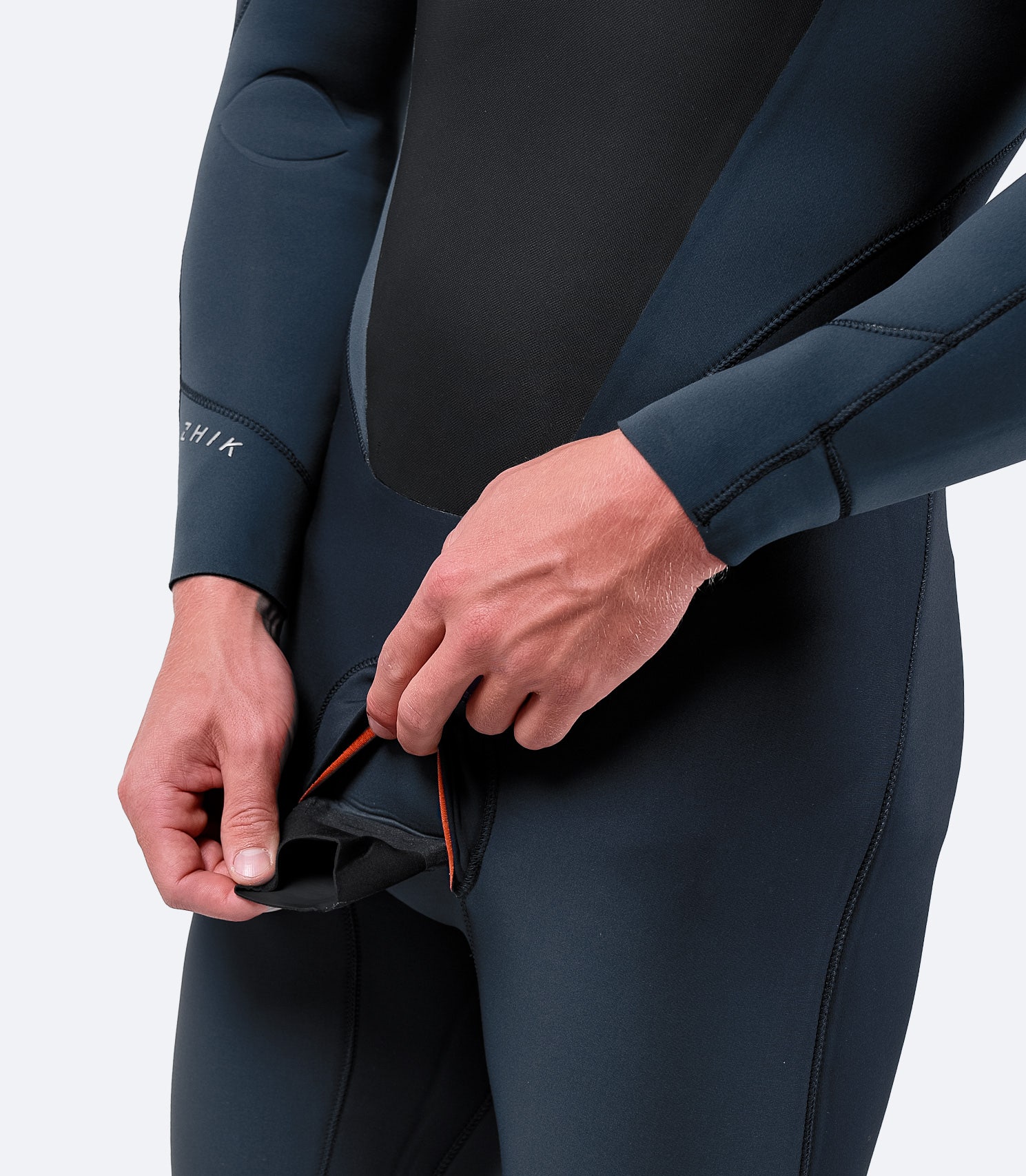 Primer plano detallado de la función Loo-Rip en el traje de neopreno para hombre Viento 3/2 mm en azul, diseñado para mayor comodidad sin comprometer el rendimiento.