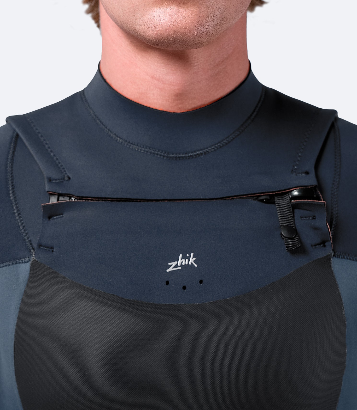 Primer plano del traje de neopreno para hombre Viento 3/2 mm en azul, que destaca el cuello de doble sellado y los paneles frontales de neopreno resistentes al viento.